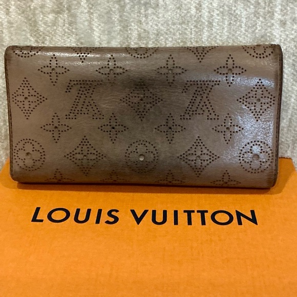 ✨💎LOUIS VUITTON💎✨ MAHINA WALLET WITH BOX AND GIFT! - Picture 2 of 12